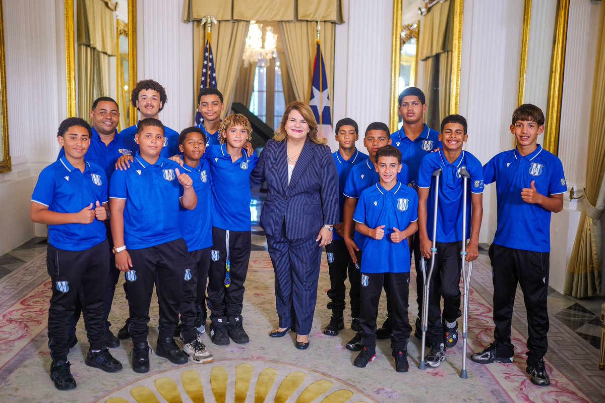Jenniffer's tweet photo. Hoy tuve el honor de compartir en La Fortaleza con los jóvenes atletas de la Academia Quintana y a su cuerpo técnico donde reconocimos su extraordinaria representación de Puerto Rico en el XXVII Torneo Hexagonal de Santa Marta, Colombia, donde conquistaron los campeonatos de la División Bronce U14 y la División Oro U15.

¡Felicidades por este gran logro y gracias por poner el nombre de nuestra Isla en