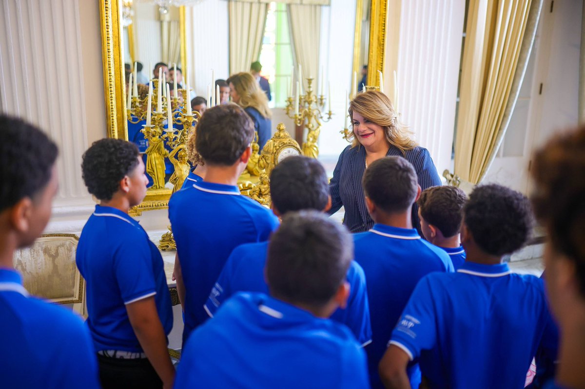 Jenniffer's tweet photo. Hoy tuve el honor de compartir en La Fortaleza con los jóvenes atletas de la Academia Quintana y a su cuerpo técnico donde reconocimos su extraordinaria representación de Puerto Rico en el XXVII Torneo Hexagonal de Santa Marta, Colombia, donde conquistaron los campeonatos de la División Bronce U14 y la División Oro U15.

¡Felicidades por este gran logro y gracias por poner el nombre de nuestra Isla en