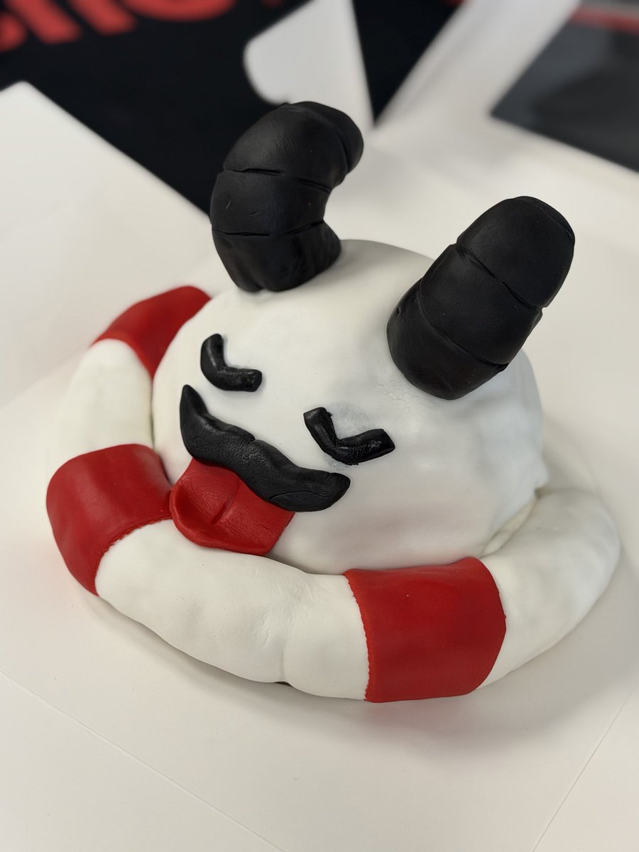 EddieWinz's tweet photo. Vendetta Pre rifts were a lot of fun! Now to finally lock in legend for the season. 

What legend are you all playing for set 4? 

Also s/o @sentriedz for the 🔥 poro cake to celebrate Vendetta. 

#RbVendetta #Riftbound https://t.co/9hWRjdv6Xh