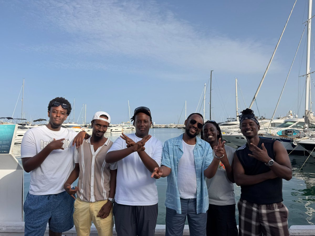 SadateMunyakazi's tweet photo. Muri uku kwezi kw’INtsinzi Nyakanga, nafashe miliyoni zirenga 119 nishyura umusoro, abakozi barenga 300 bahemberwa igihe kandi bahembwa Neza bakanateganyirizwa,  aba supplies bacu mbakora mu ntoki ibyo mbisoje njya kuruhuka,,, 

Nshuti zanjye ubu buzima nawe wabugeraho navuye kuri O Reka nako mvuge munsi ya ZERU ubu nurira indege n’umuryango Wanjye kandi tukagendera muri Business Class ya @FlyRwandAir ikirango cyacu,,,

Iyo mvuga ibi si ukwirata ahubwo ni ukubereka urugero rw’ibishoboka mu Rwanda ruyobobowe Neza n’inshuti Yacu UMUKUNZI wacu udahemuka H.E @PaulKagame uyu twaramukunze, turamukunda kdi tuzamukunda;;;

Nshuti zanjye rubyiruko nti muzemere na rimwe gucika intege, Never, hatana Wongere ufatane Wongere uhatane paka ubigezeho,