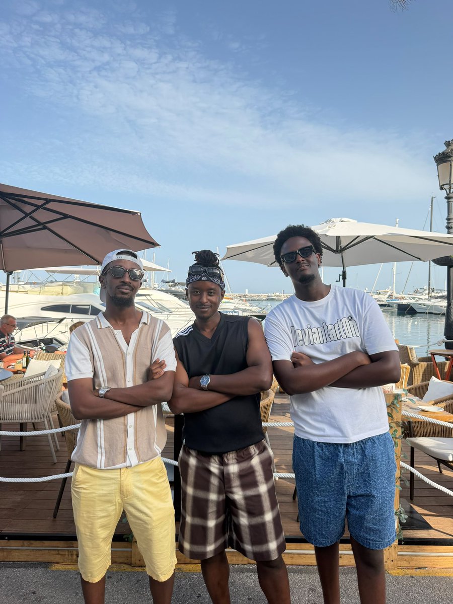 SadateMunyakazi's tweet photo. Muri uku kwezi kw’INtsinzi Nyakanga, nafashe miliyoni zirenga 119 nishyura umusoro, abakozi barenga 300 bahemberwa igihe kandi bahembwa Neza bakanateganyirizwa,  aba supplies bacu mbakora mu ntoki ibyo mbisoje njya kuruhuka,,, 

Nshuti zanjye ubu buzima nawe wabugeraho navuye kuri O Reka nako mvuge munsi ya ZERU ubu nurira indege n’umuryango Wanjye kandi tukagendera muri Business Class ya @FlyRwandAir ikirango cyacu,,,

Iyo mvuga ibi si ukwirata ahubwo ni ukubereka urugero rw’ibishoboka mu Rwanda ruyobobowe Neza n’inshuti Yacu UMUKUNZI wacu udahemuka H.E @PaulKagame uyu twaramukunze, turamukunda kdi tuzamukunda;;;

Nshuti zanjye rubyiruko nti muzemere na rimwe gucika intege, Never, hatana Wongere ufatane Wongere uhatane paka ubigezeho,