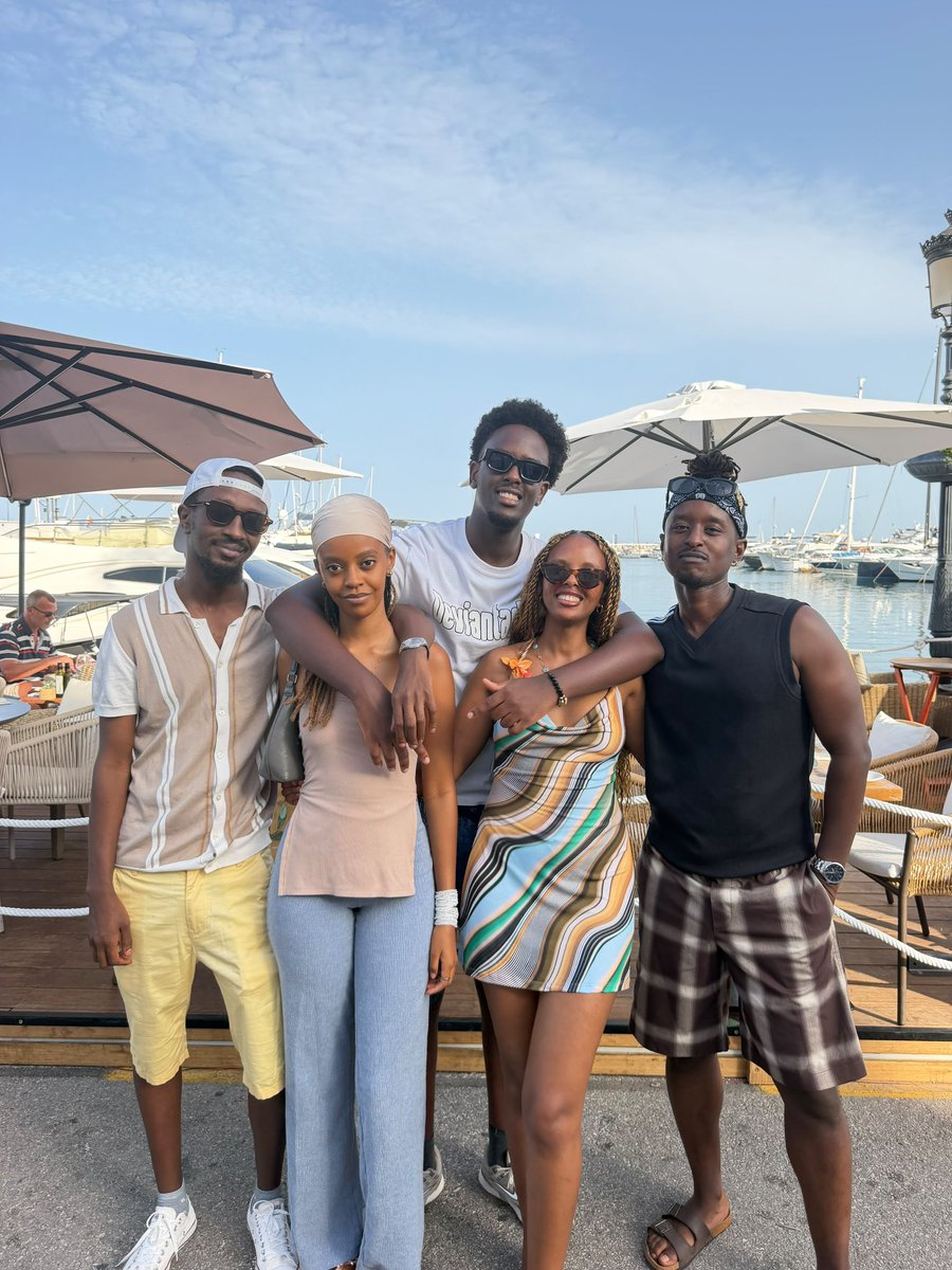 SadateMunyakazi's tweet photo. Muri uku kwezi kw’INtsinzi Nyakanga, nafashe miliyoni zirenga 119 nishyura umusoro, abakozi barenga 300 bahemberwa igihe kandi bahembwa Neza bakanateganyirizwa,  aba supplies bacu mbakora mu ntoki ibyo mbisoje njya kuruhuka,,, 

Nshuti zanjye ubu buzima nawe wabugeraho navuye kuri O Reka nako mvuge munsi ya ZERU ubu nurira indege n’umuryango Wanjye kandi tukagendera muri Business Class ya @FlyRwandAir ikirango cyacu,,,

Iyo mvuga ibi si ukwirata ahubwo ni ukubereka urugero rw’ibishoboka mu Rwanda ruyobobowe Neza n’inshuti Yacu UMUKUNZI wacu udahemuka H.E @PaulKagame uyu twaramukunze, turamukunda kdi tuzamukunda;;;

Nshuti zanjye rubyiruko nti muzemere na rimwe gucika intege, Never, hatana Wongere ufatane Wongere uhatane paka ubigezeho,