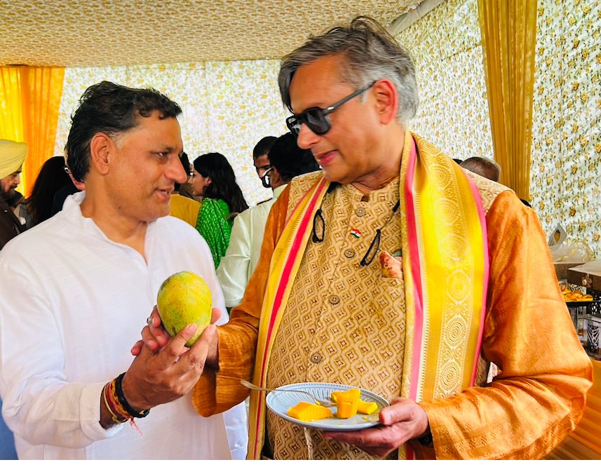 _rajkumarpandit's tweet photo. आदरणीय @ShashiTharoor जी की “दावत-ए-आम”
इस खूबसूरत महफिल को @yadavakhilesh जी की गरिमामयी उपस्थिति ने और भी यादगार बना दिया।
#ShashiTharoor #AkhileshYadav
#kartikchidram #rajkumarpandit https://t.co/SWwDYPDHiB