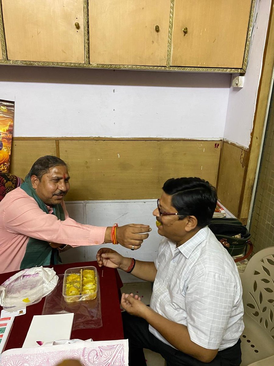 AstroArbind's tweet photo. आज गुरु पूर्णिमा पर्व के शुभ अवसर पर हमारे संजय प्लेस, आगरा स्थित  भविष्य बनाओ ज्योतिष एवं वास्तु संस्थान के कार्यालय पर ज्योतिष शास्त्र एवं वास्तु शास्त्र पढ़ने वाले विद्यार्थियों द्वारा फूल माला,पटका पहना कर और शॉल उड़ाकर मेरा सम्मान किया गया। https://t.co/zTkozixcZ4
