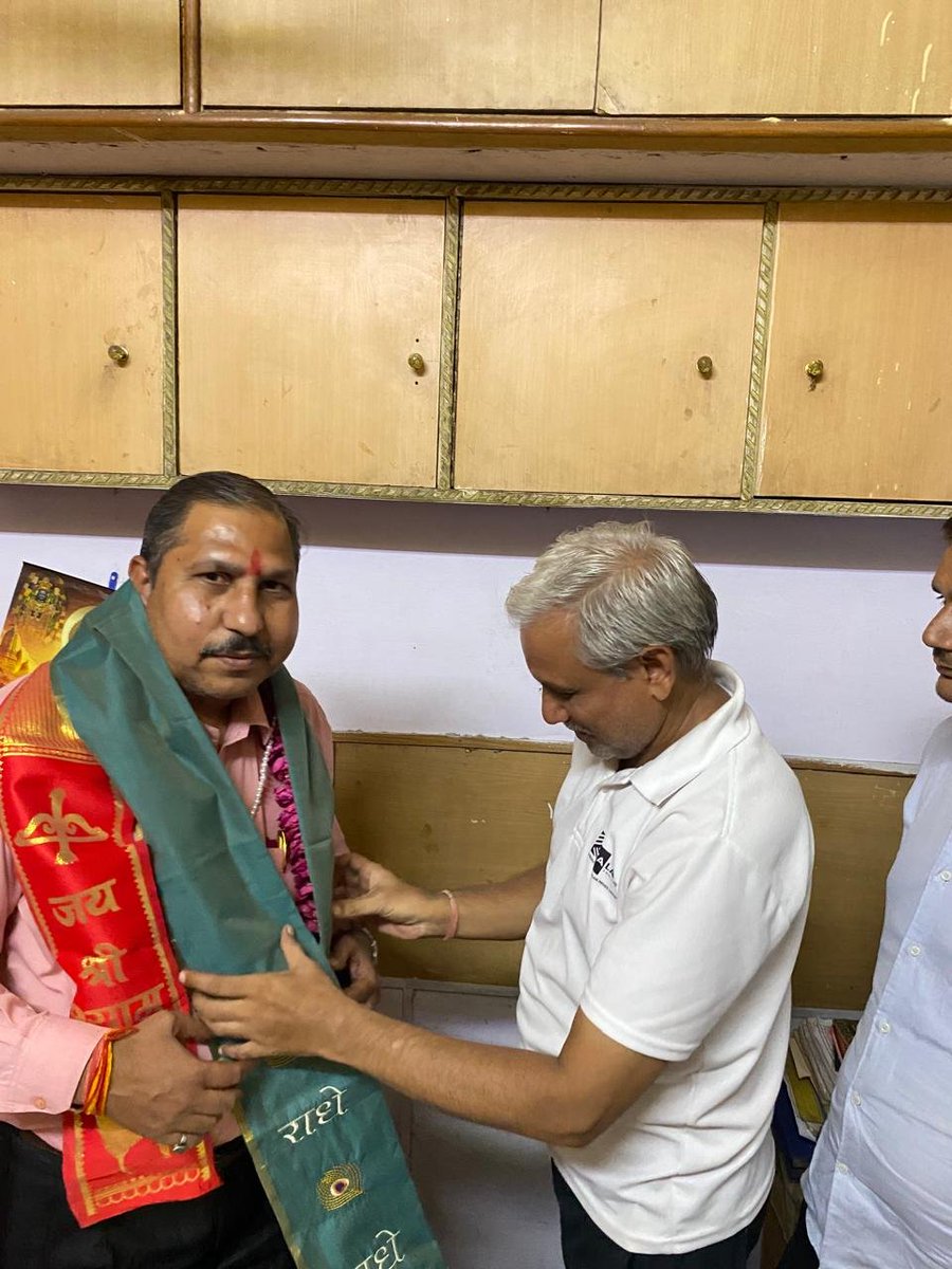 AstroArbind's tweet photo. आज गुरु पूर्णिमा पर्व के शुभ अवसर पर हमारे संजय प्लेस, आगरा स्थित  भविष्य बनाओ ज्योतिष एवं वास्तु संस्थान के कार्यालय पर ज्योतिष शास्त्र एवं वास्तु शास्त्र पढ़ने वाले विद्यार्थियों द्वारा फूल माला,पटका पहना कर और शॉल उड़ाकर मेरा सम्मान किया गया। https://t.co/zTkozixcZ4