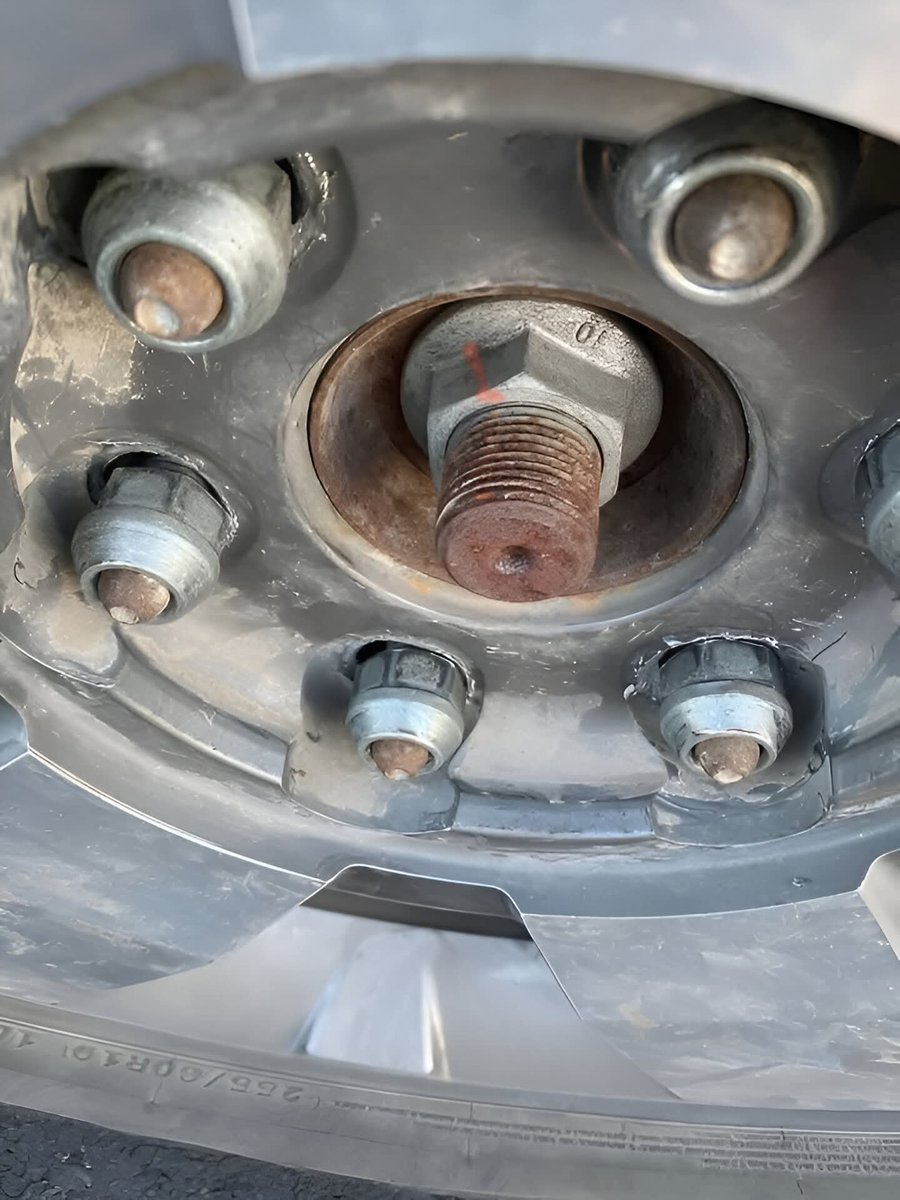 lippyent's tweet photo. What seems to be the problem here? Hmm 😒 🤔?¿ https://t.co/e1tHcqcYUz