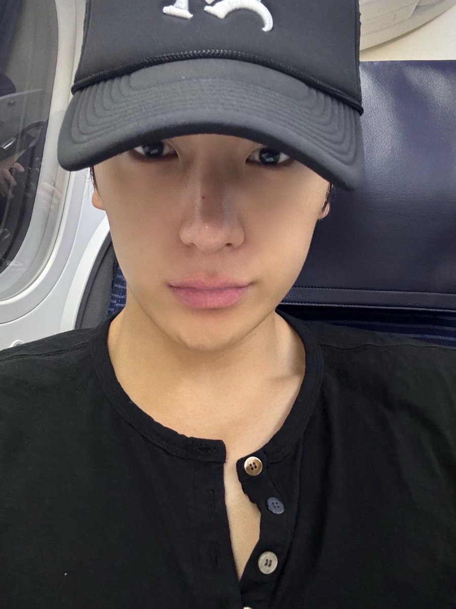 myiuvnow's tweet photo. 후웅…… 이 각도에서 턱살이 안 보이다니… https://t.co/bcj5ZSQp7i