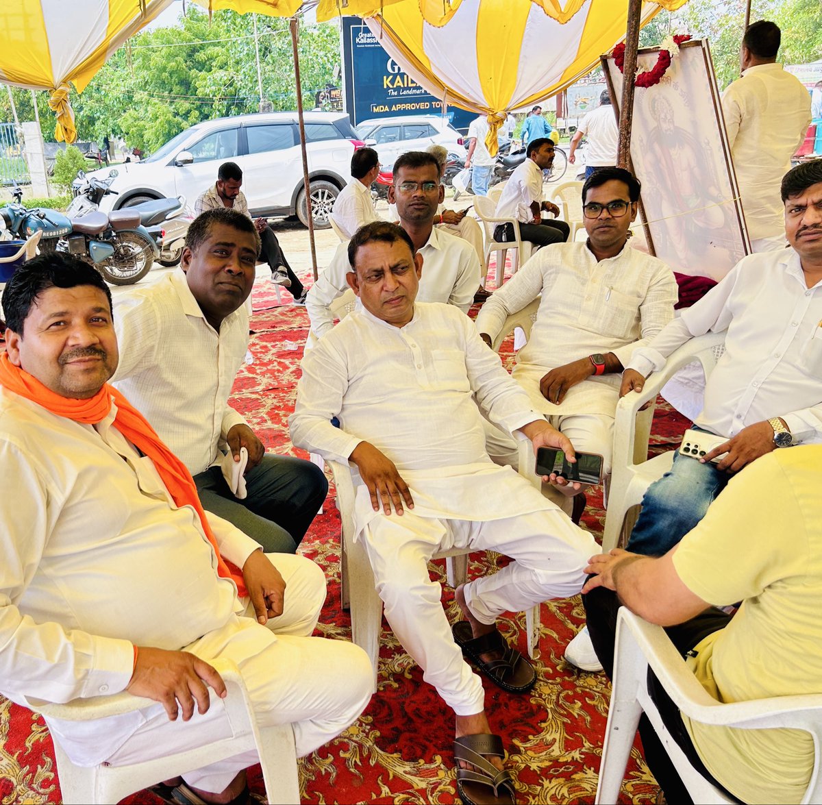 ErPrajapatiSan's tweet photo. गुरु पूर्णिमा पर आज दारा सिंह प्रजापति जी के फार्म हाउस पर आयोजित 'महाराजा दक्ष प्रजापति जयंती' एवं विशाल भंडारे में उपस्थित होकर महाराजा दक्ष जी के चित्र पर पुष्प अर्पित किए।
आप सभी को हार्दिक बधाई! 
#GuruPurnima #MaharajaDakshPrajapati #DakshJayanti #PrajapatiSamaj #Meerut https://t.co/JscBbKKQJM