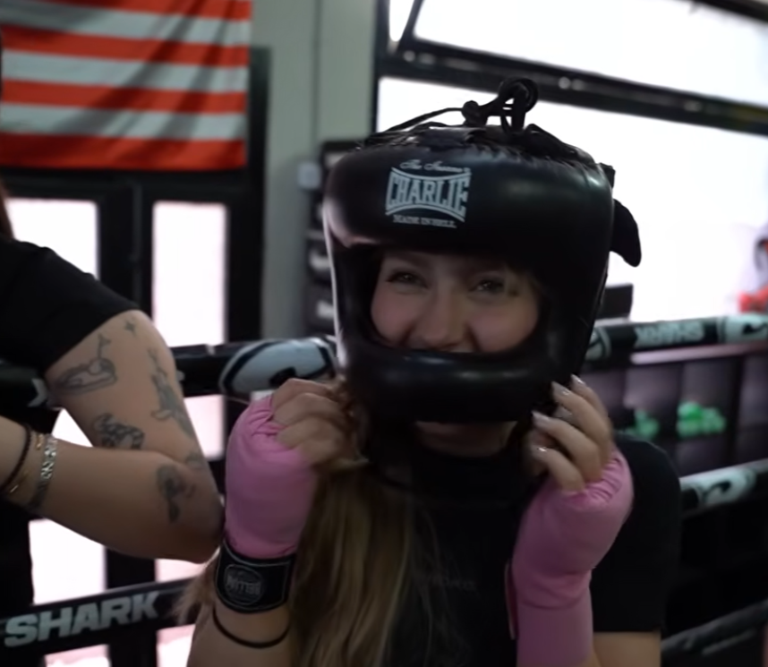 CeciFroppy's tweet photo. ella lloraba del dolor cada que entrenaba con el casco de barra? 💜

Que se la caiga todo su circo a la Roro al chile https://t.co/FckfwbzVW6
