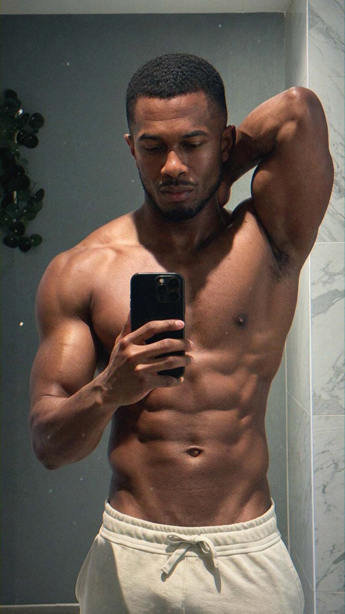 loveseanxavier's tweet photo. Bathroom lighting doesn't lie. https://t.co/OZ1OyB21oP