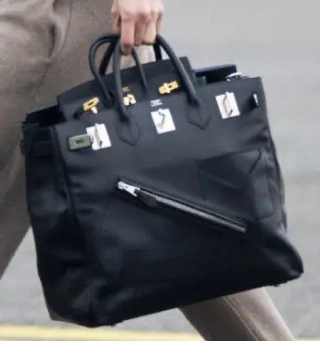 Indie5051's tweet photo. Haaland guardando  la bolsa de su esposa  dentro de su bolsa https://t.co/kZje5aa0oS
