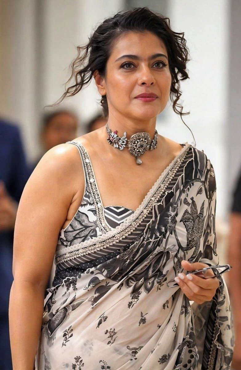 Blueman3v8's tweet photo. Kajol 51 Age 

Still is even more beautiful😍 https://t.co/BaE4OSEunM