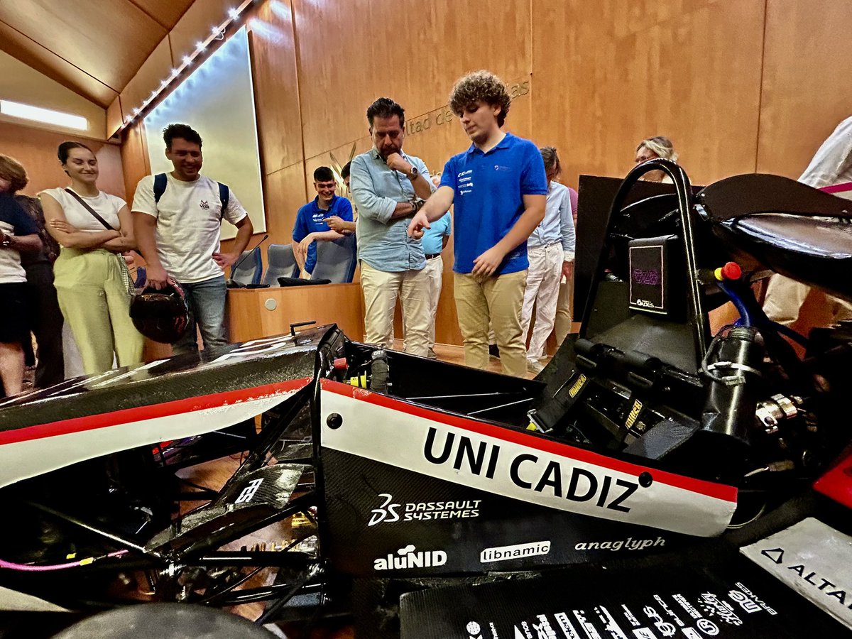 ZFCadiz's tweet photo. 🏎️ Está tarde hemos acompañado al equipo de @formulagades en la presentación del monoplaza G26, con el talento del alumnado de la Escuela Superior de Ingeniería de la @univcadiz.

👏 Apoyamos la transferencia de conocimiento, la tecnología y la innovación

#FormulaStudent 🏁 https://t.co/4QNtcnGPzQ