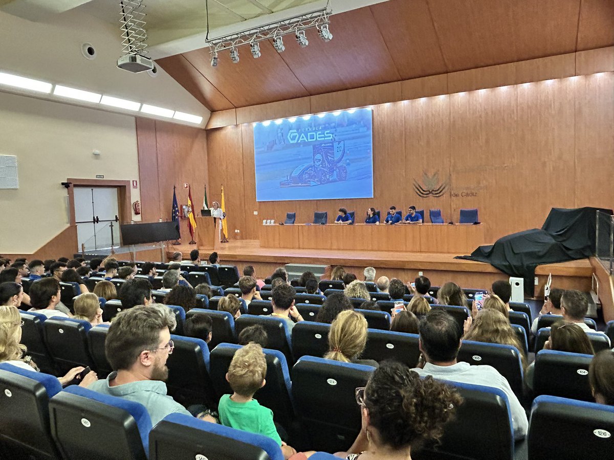 ZFCadiz's tweet photo. 🏎️ Está tarde hemos acompañado al equipo de @formulagades en la presentación del monoplaza G26, con el talento del alumnado de la Escuela Superior de Ingeniería de la @univcadiz.

👏 Apoyamos la transferencia de conocimiento, la tecnología y la innovación

#FormulaStudent 🏁 https://t.co/4QNtcnGPzQ