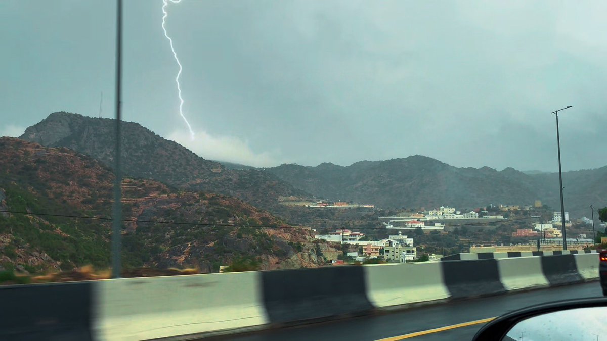 Moha_l1's tweet photo. ⚡️🌩️ https://t.co/3dgdbL16um