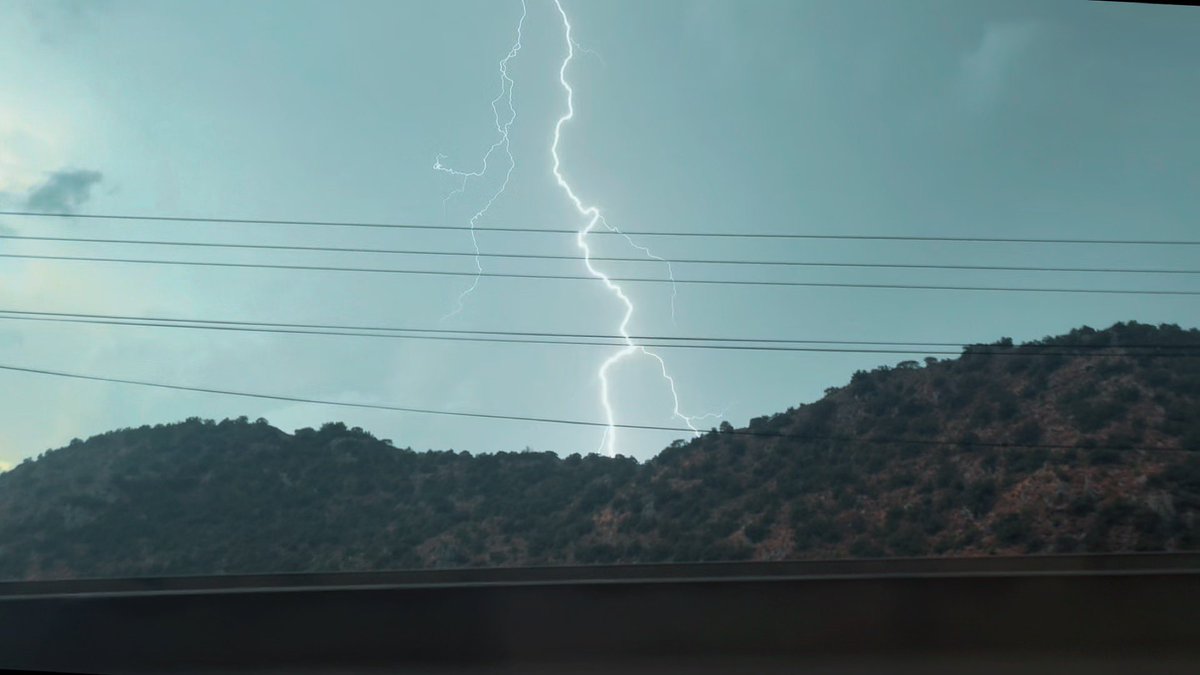 Moha_l1's tweet photo. ⚡️🌩️ https://t.co/3dgdbL16um