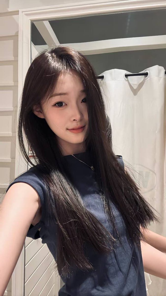 Kur_dela's tweet photo. 头发扎起来好看还是不扎 https://t.co/jmXDNJixw1