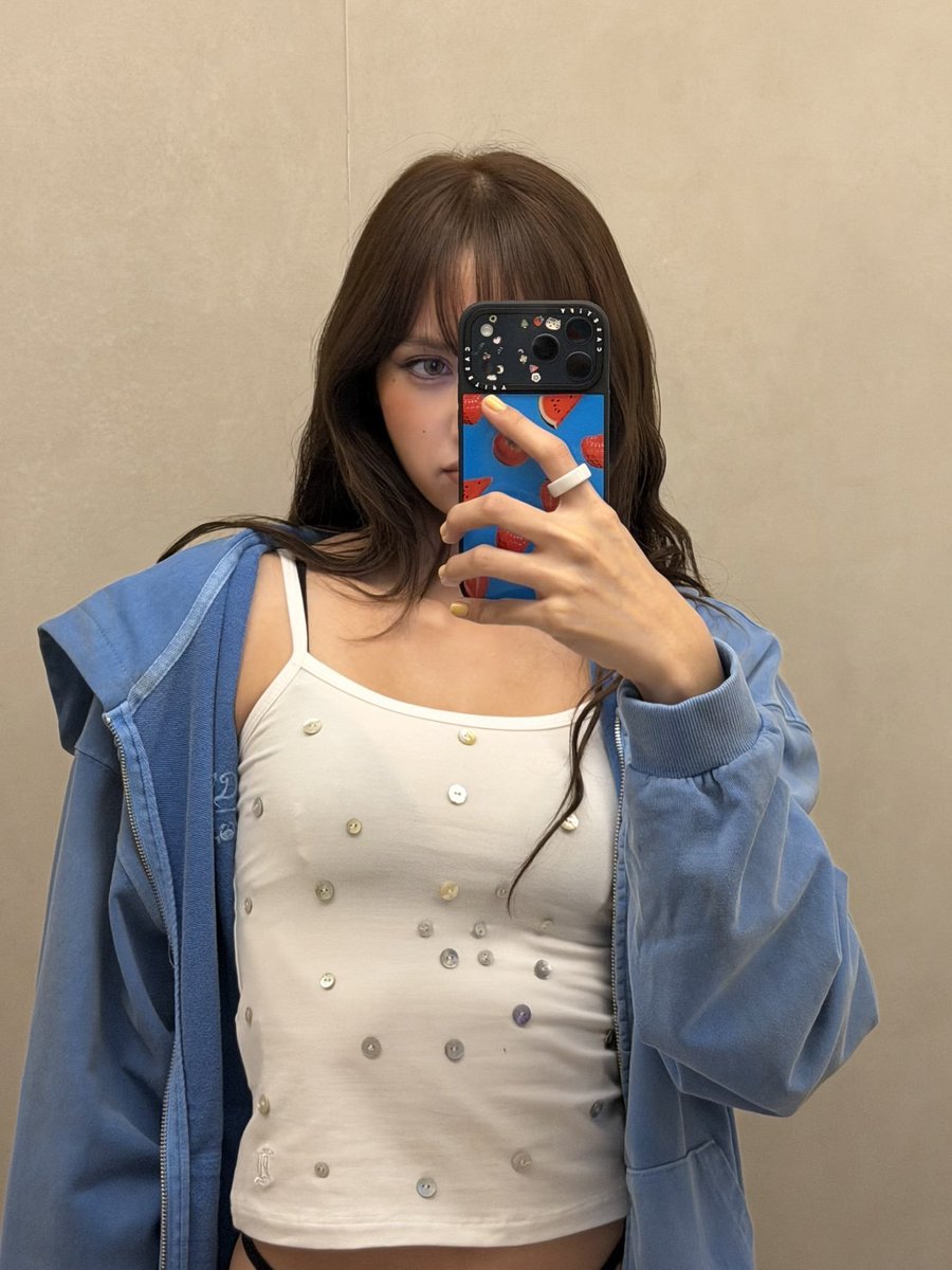 roxintogold's tweet photo. aí você abre seu bubble com a lisa e PAH VC TEM ESSA FOTO DA MULHER https://t.co/tyy4mZueLg