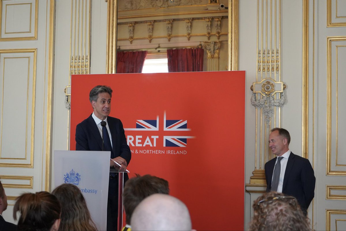 TomDrewUK's tweet photo. Avant son entretien avec @jnbarrot, @Ed_Miliband a pris le temps d’échanger avec l’équipe de @ukinfrance sur nos priorités communes.

Merci à toute l’équipe pour son engagement quotidien au service de la relation 🇬🇧🇫🇷. https://t.co/Z15Jl3nnyc