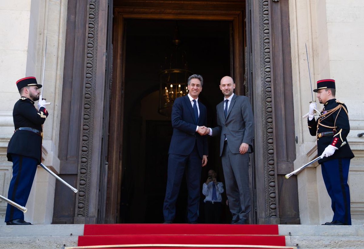 TomDrewUK's tweet photo. Avant son entretien avec @jnbarrot, @Ed_Miliband a pris le temps d’échanger avec l’équipe de @ukinfrance sur nos priorités communes.

Merci à toute l’équipe pour son engagement quotidien au service de la relation 🇬🇧🇫🇷. https://t.co/Z15Jl3nnyc