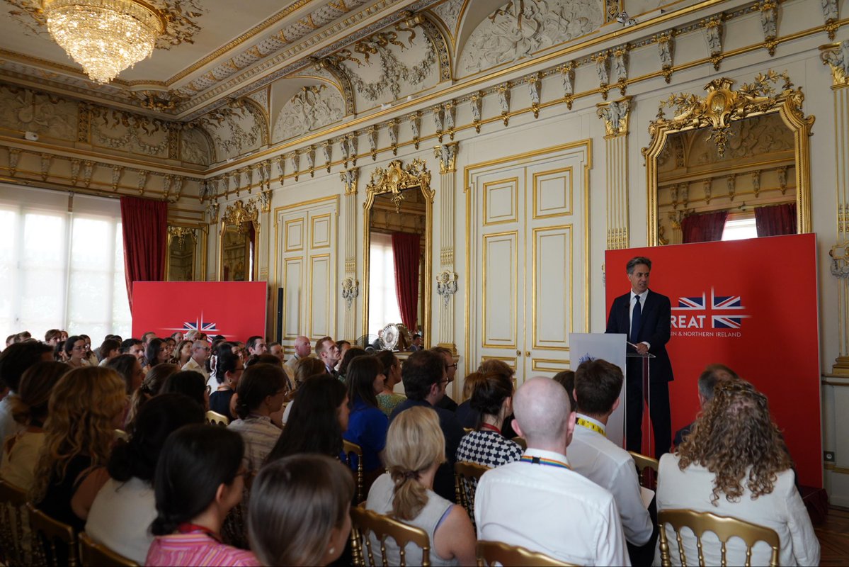 TomDrewUK's tweet photo. Avant son entretien avec @jnbarrot, @Ed_Miliband a pris le temps d’échanger avec l’équipe de @ukinfrance sur nos priorités communes.

Merci à toute l’équipe pour son engagement quotidien au service de la relation 🇬🇧🇫🇷. https://t.co/Z15Jl3nnyc
