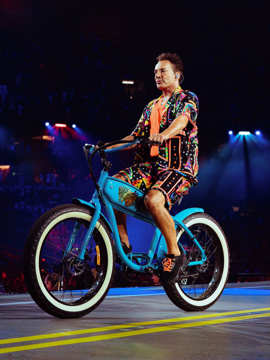 gerardjoling's tweet photo. Onderweg naar mijn allerlaatste grote soloshow ooit… 🚲🎤 Nog heel even en dan sta ik op 19, 20 &amp; 21 februari 2027 in @rotterdamahoy met Only Joling, ‘The Final Countdown’. 

Ben jij erbij? Bestel nu je tickets via de link in mijn bio! ❤️✨ 

📸 @SetVexy 

#GerardJoling https://t.co/RVMBjFtluY