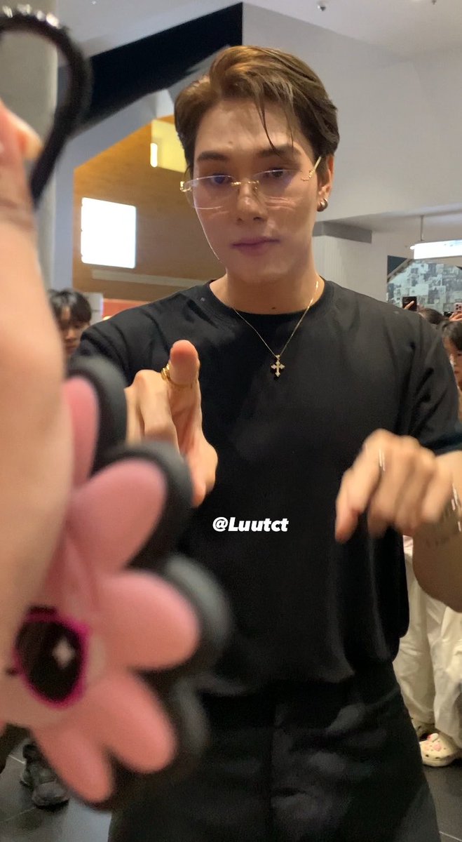 LuuTcT's tweet photo. พี่นิจิ้มกระจกนีน่า ยังมีลายนิ้วอยู่เลย 5555 โดนเจิมแล้ว ห่อขึ้นหิ้งเลย หาซื้อใหม่แพร้บ😂⭐️🧚🏻💗 https://t.co/fi1ntxawZo