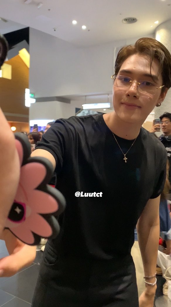 LuuTcT's tweet photo. พี่นิจิ้มกระจกนีน่า ยังมีลายนิ้วอยู่เลย 5555 โดนเจิมแล้ว ห่อขึ้นหิ้งเลย หาซื้อใหม่แพร้บ😂⭐️🧚🏻💗 https://t.co/fi1ntxawZo