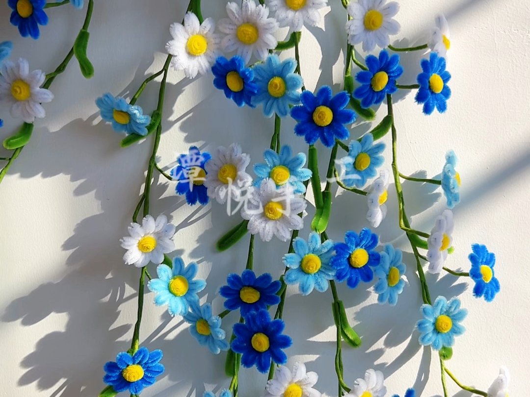 yjse0205's tweet photo. 宅家做的扭扭棒小雏菊太治愈啦！黄色花芯配奶白花瓣，插在矿泉水瓶做的小花瓶里，摆桌上瞬间点亮小角落～ https://t.co/JQlOP5wIDN