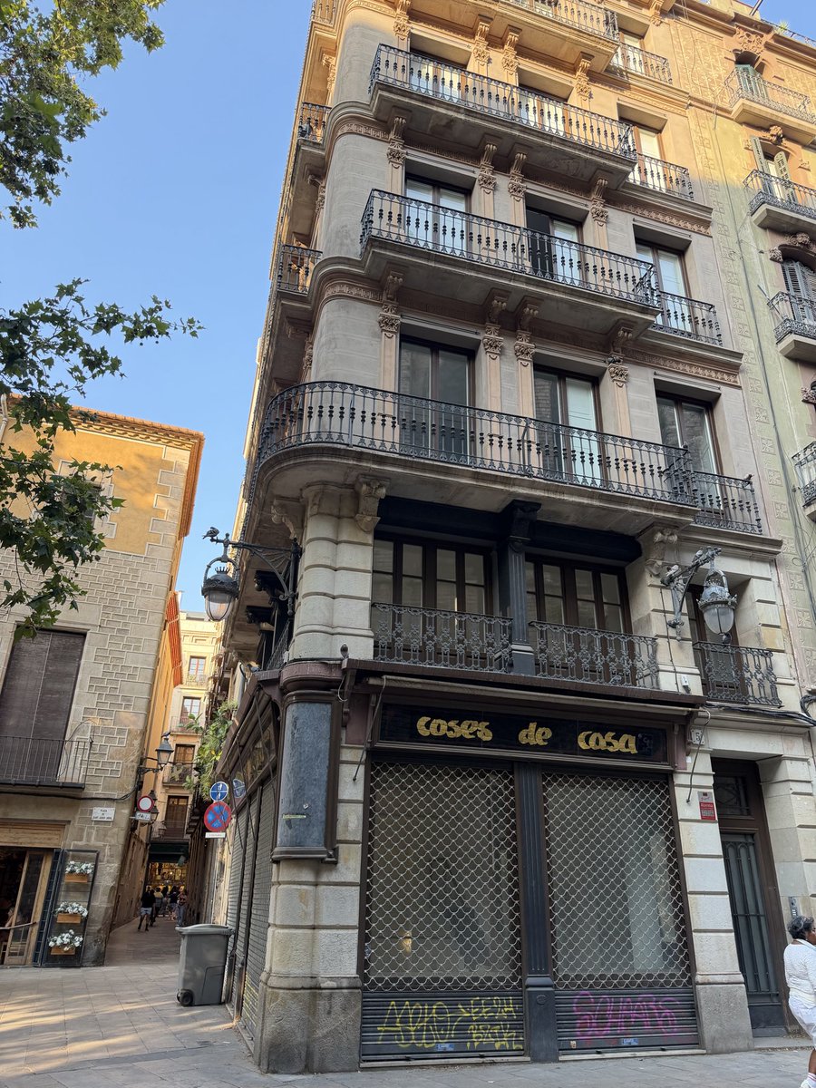 jordimagrinya's tweet photo. Edifici comprat i buit des de fa anys, a la Plaça Sant Josep Oriol, Gòtic, Barcelona. I com aquests uns quants.
Cada cop que veig la publicitat institucional posant-se medalles amb la política d’habitatge em bull la sang. https://t.co/61XLhhtMPP