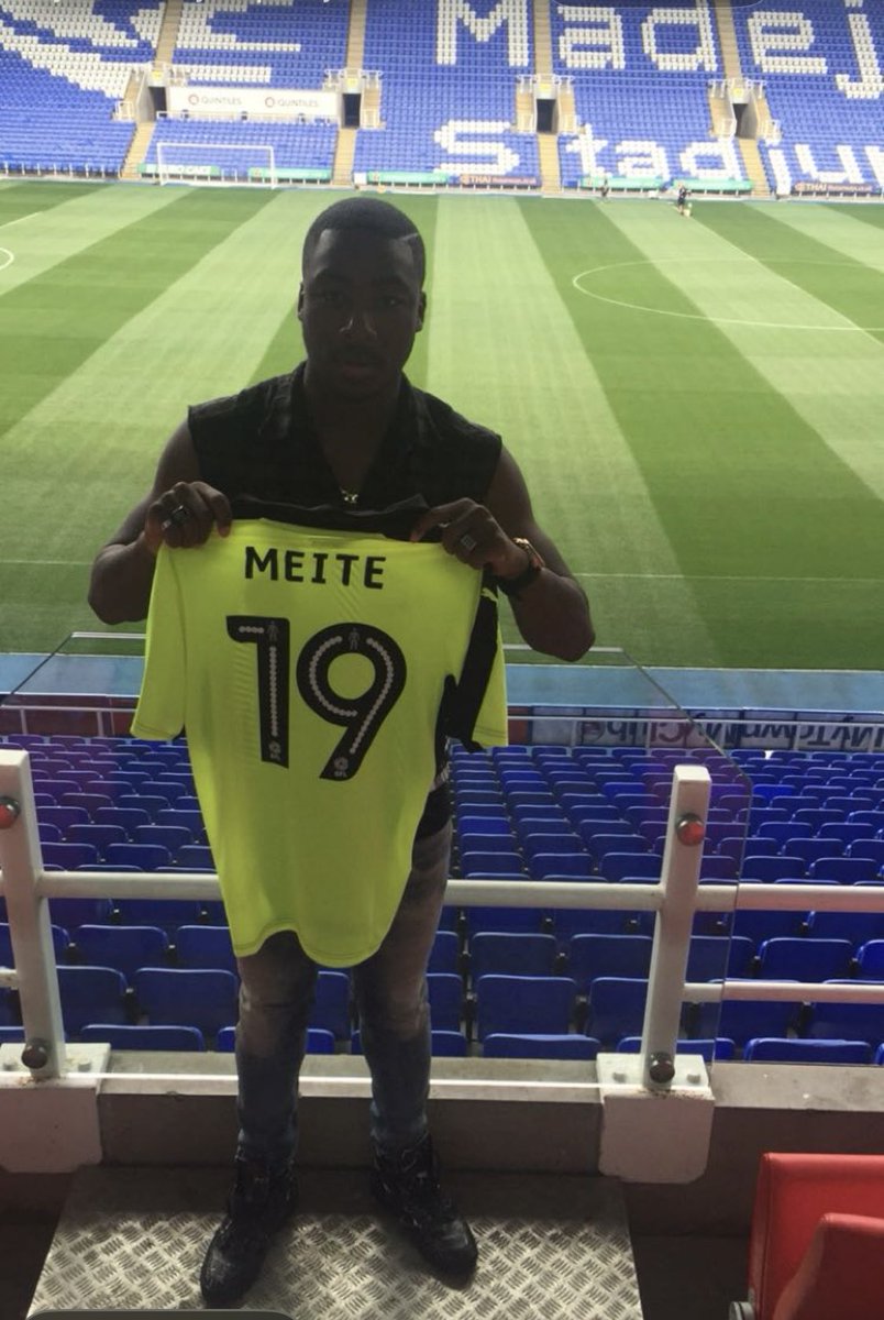 Yaks75's tweet photo. 10 years ago i became a @ReadingFC player ! Time fly but memory stay 💙🤍 #LaBrute https://t.co/adWIPV0r7a