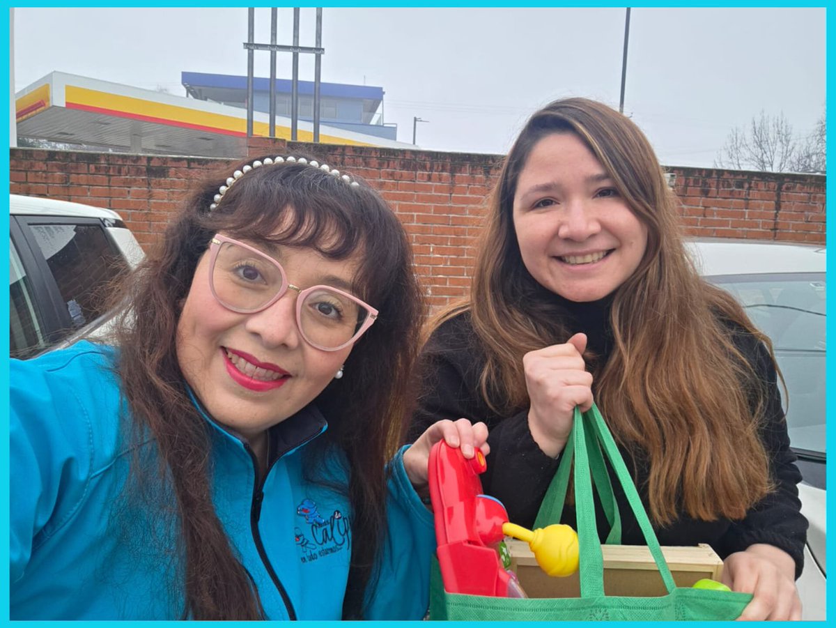 CHICASDECALIPSO's tweet photo. Que maravilloso gesto desde #ZonaTalca, #Bernardita, junto a su hija #Colomba realizaron una actividad enseñándole que los juguetes que ya no use, los puede usar otro niño para jugar, por lo que la pequeña #Colomba los seleccionó.  Fomentando desde pequeña el reciclaje, muchas gracias !!
#FcChayanneUnConquistadorChile @CHAYANNEMUSIC