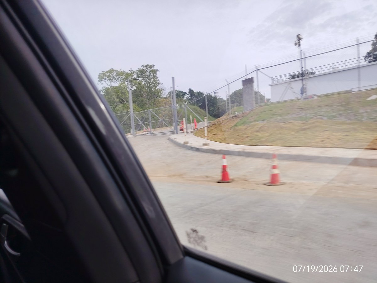 Al_Kpone's tweet photo. @Ismaeleatencio @Mayer  veo con preocupación que un proyecto importante del idaan ha cerrado el acceso a la cinta norteña en el corredor Panamá norte.  Sería bueno dejar un espacio para que las personas tengan acceso a pie en bici o algún otro vehículo Esa área es una servidumbre https://t.co/FaeVx1G4vA
