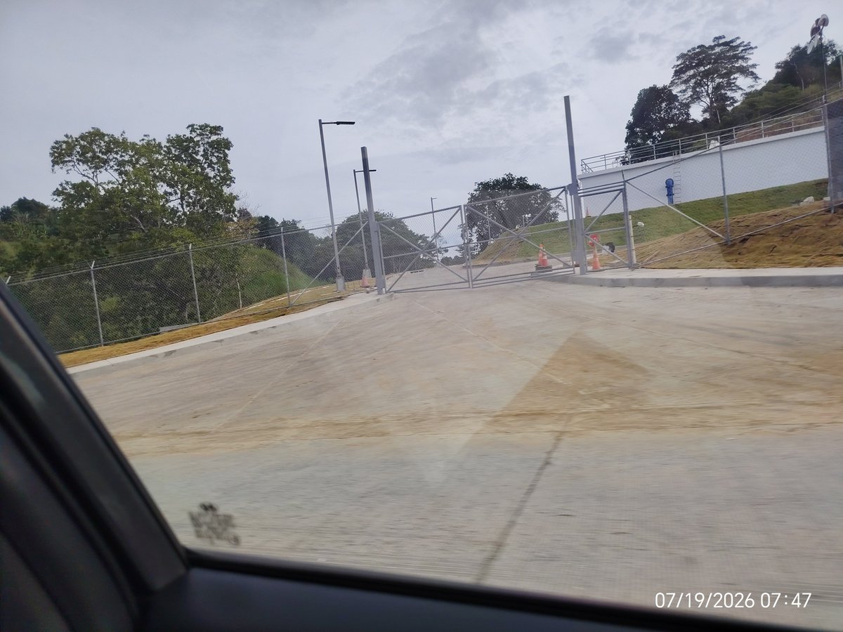 Al_Kpone's tweet photo. @Ismaeleatencio @Mayer  veo con preocupación que un proyecto importante del idaan ha cerrado el acceso a la cinta norteña en el corredor Panamá norte.  Sería bueno dejar un espacio para que las personas tengan acceso a pie en bici o algún otro vehículo Esa área es una servidumbre https://t.co/FaeVx1G4vA