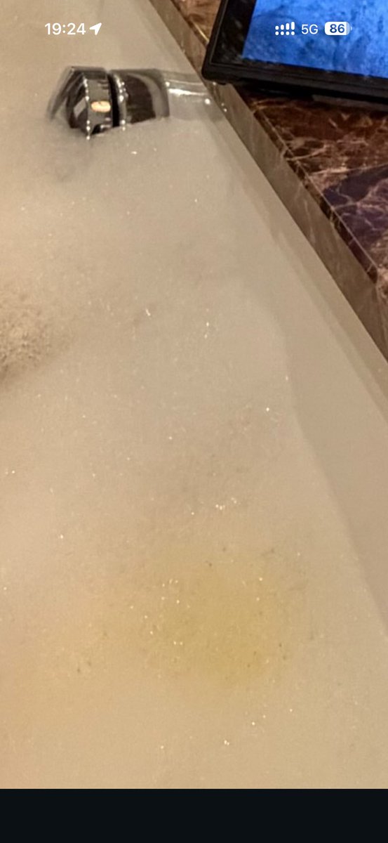 s_bdlm's tweet photo. not the piss stain 😭😭😭 https://t.co/5UrCr9138q