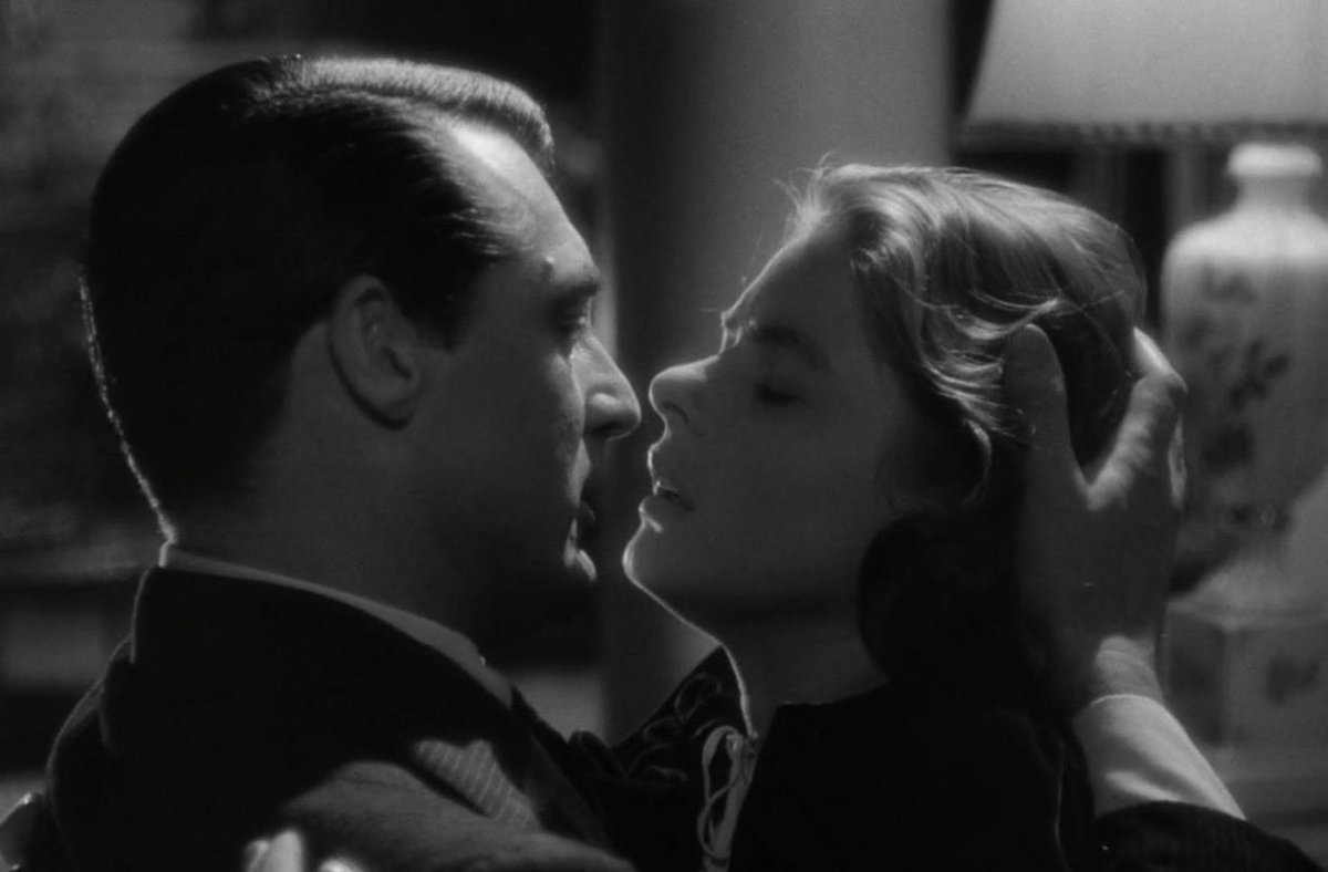 Miso_1993's tweet photo. Ingrid Bergman. Cary Grant. Claude Rains. Alfred Hitchcock. Notorious (1946). 🗝️✨ https://t.co/EJ7hzYIHhe