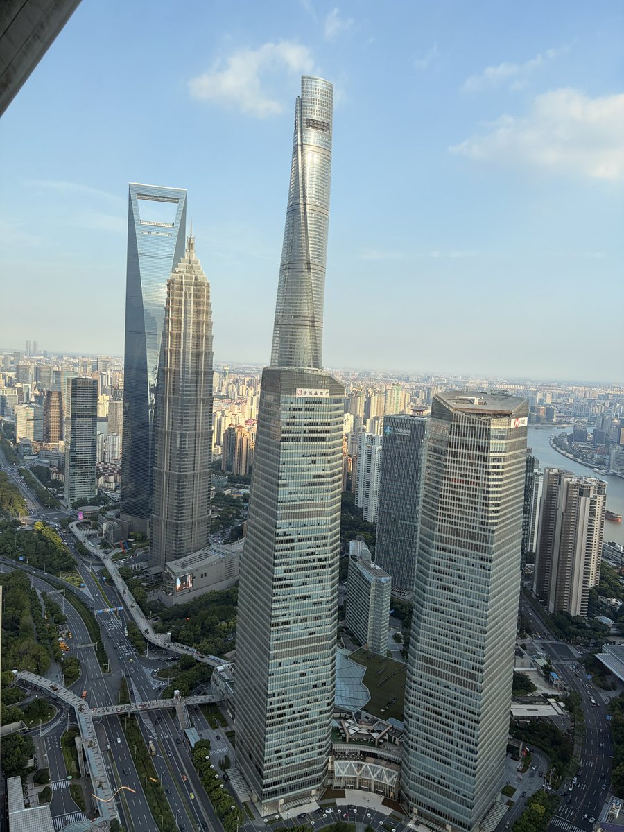 ATreuschel's tweet photo. Jour 3 :
On a chopé un petit qu’on avait raté lundi, changement d’hôtel pour se rapprocher du centre. Visite de la Perle de l’orient et on a fait le crédit qui se cache dans la grosse boule. Enfin pause sur un rooftop et balade sur la rue commerçante https://t.co/YMWNbyaMR2