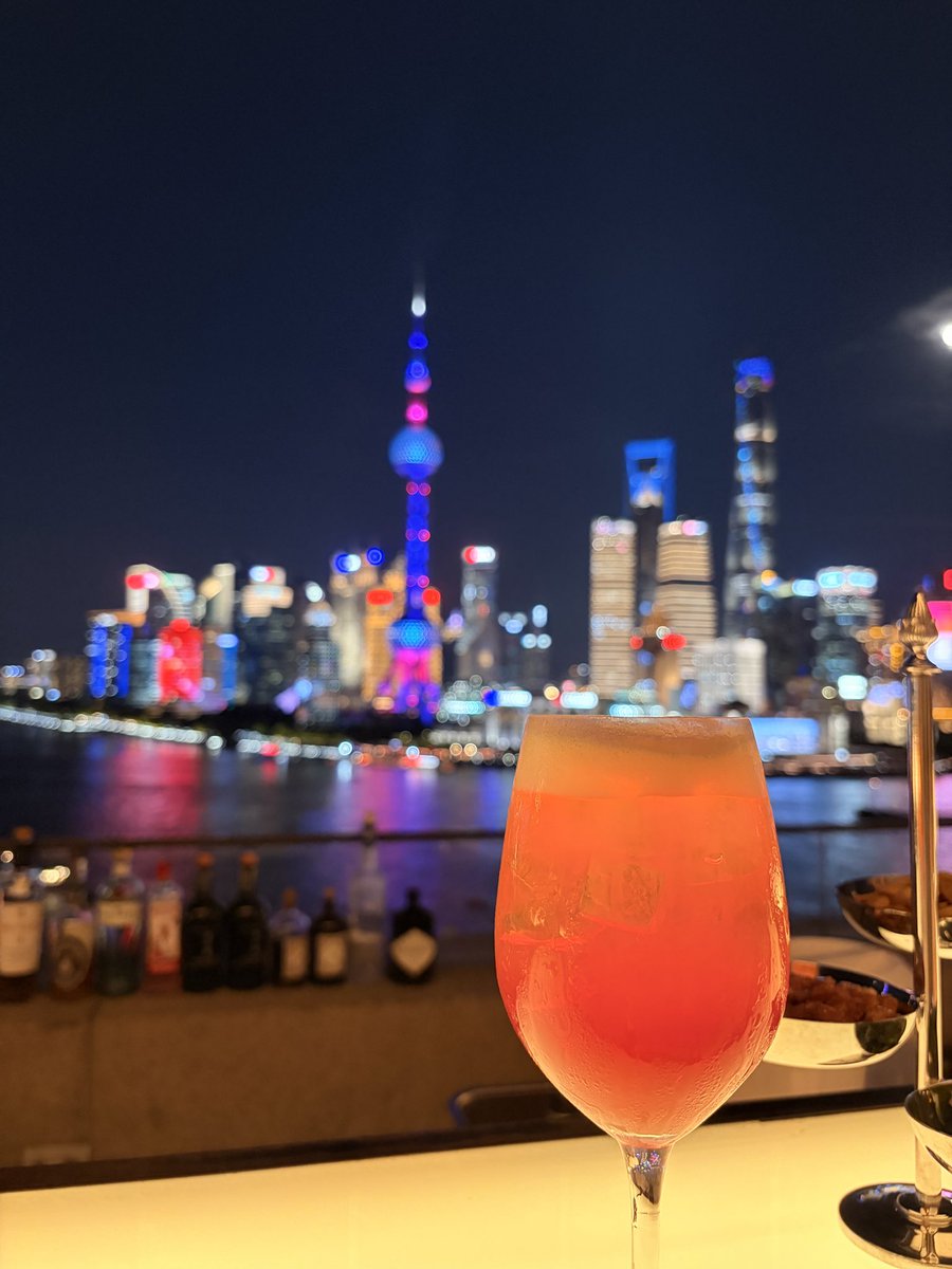 ATreuschel's tweet photo. Jour 3 :
On a chopé un petit qu’on avait raté lundi, changement d’hôtel pour se rapprocher du centre. Visite de la Perle de l’orient et on a fait le crédit qui se cache dans la grosse boule. Enfin pause sur un rooftop et balade sur la rue commerçante https://t.co/YMWNbyaMR2