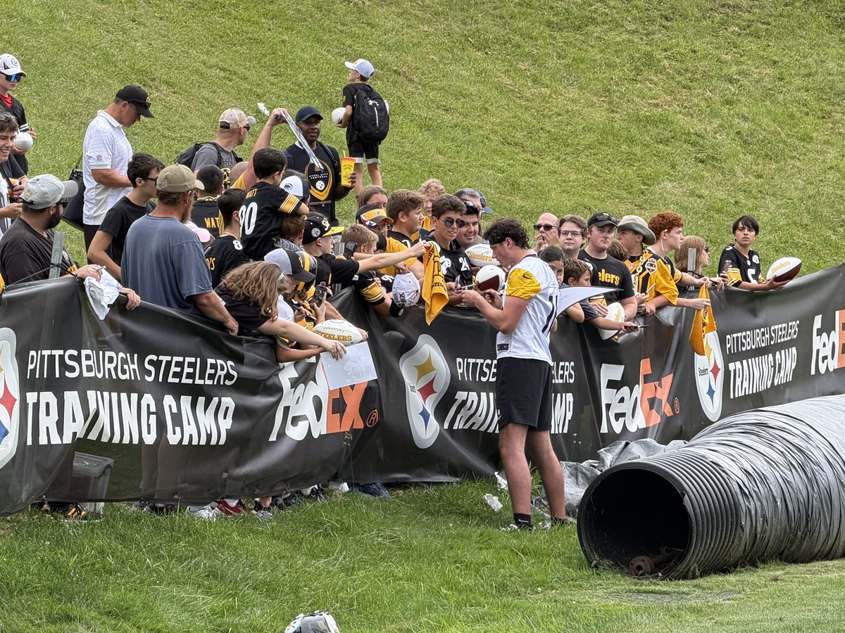 bepryor's tweet photo. A couple of rookies, including Drew Allar and Germie Bernard, are still on the field signing autographs more than 40 minutes after practice ended https://t.co/LQV8M1ry7v