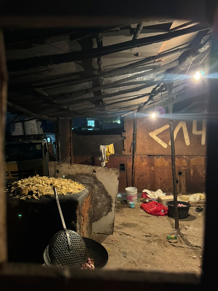 c_tgsafe's tweet photo. @cfs_telangana - Acting on a complaint received through the Food Safety Help Desk, Food Safety Officers inspected an unlicensed food establishment at Attapur, Hyderabad.

Serious violations observed included:
- Operational without FSSAI licence
- Reuse of blackened cooking oil
- Housefly infestation, poor sanitation & open 
   drainage and unhygienic food preparation
- Garbage near food preparation area
- No pest control measures
- Food handlers without protective gear

Action Taken:
~3,000 pani puris, 4 kg samosas and 2 kg of used cooking oil discarded in the interest of public health.

- Samples collected for laboratory analysis.
- Business operations stopped.
- Action under the FSS Act initiated.
The Food Safety Department remains committed to protecting public health. Citizens are encouraged to report unsafe food practices through the Food Safety Help Desk @ 9100105795
@TelanganaHealth @fssaiindia @fssai #EatRightIndia