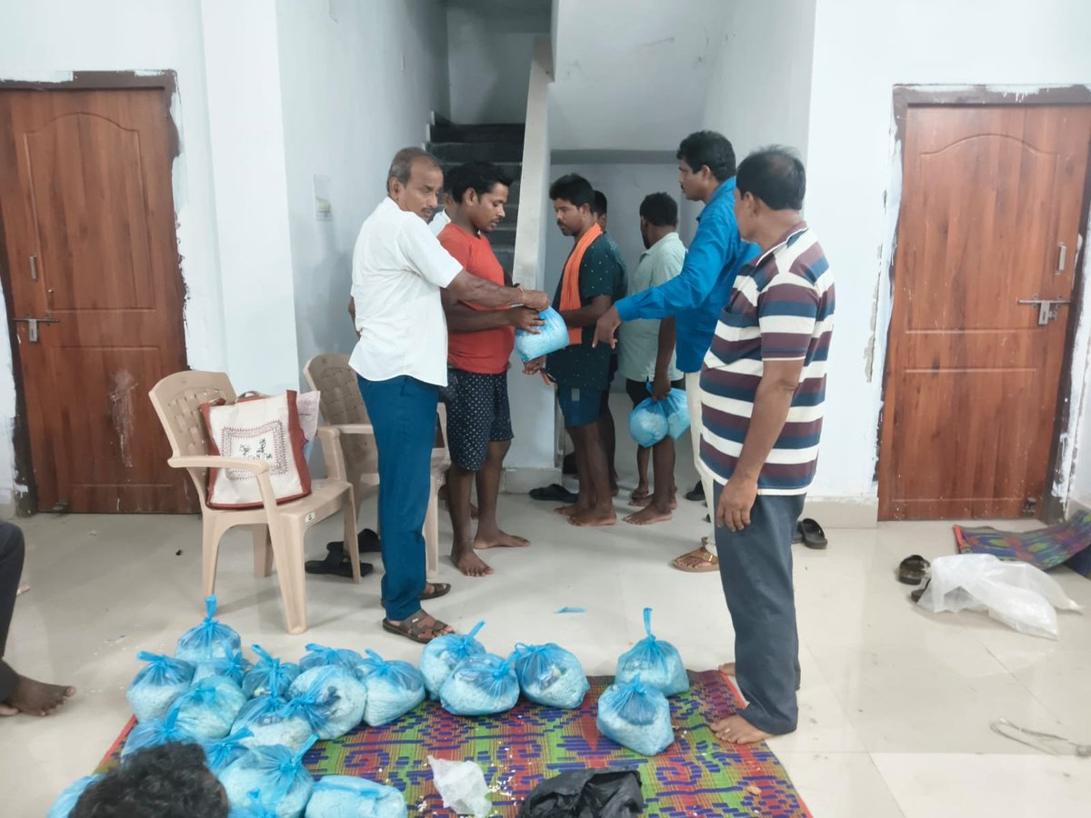 AOPA_Odisha's tweet photo. Keonjhar PEOs are leading food distribution efforts amid the flood crisis—hygienic cooked meals in shelters, dry rations for those in homes, and special care for children &amp; the elderly. Relief operations continue round the clock. #FloodRelief #Keonjhar #Odisha
#PEO https://t.co/stlInqosO7