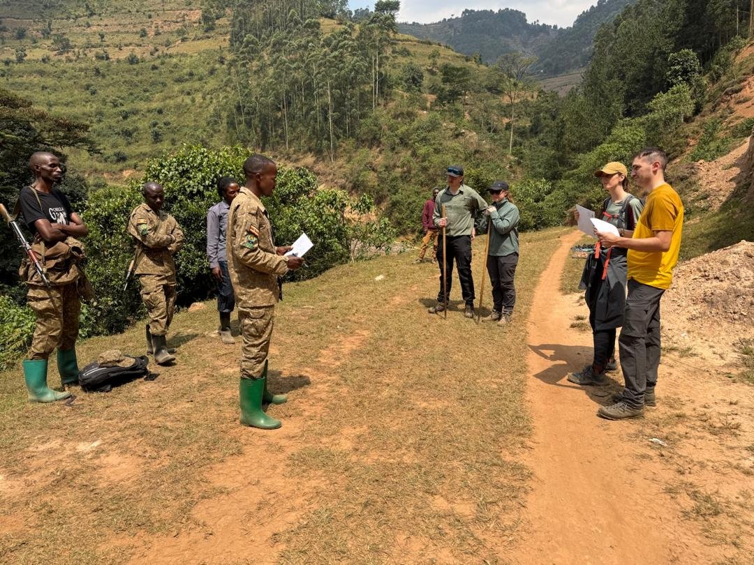 SaltHolidays's tweet photo. Every great gorilla habituation experience starts with a briefing. Ready for the adventure!  #ResponsibleTourism #VisitUganda https://t.co/25XG6fds5p