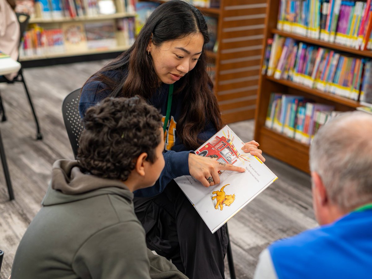 SMCLibraries's tweet photo. Did You Know? 🔎

Youth in grades K-5 can practice their reading skills at the library through games and activities with our summer high school interns. Drop into a Summer Reading Buddies session today! 📓

https://t.co/P7MfYv04C3 https://t.co/Sicigey6He