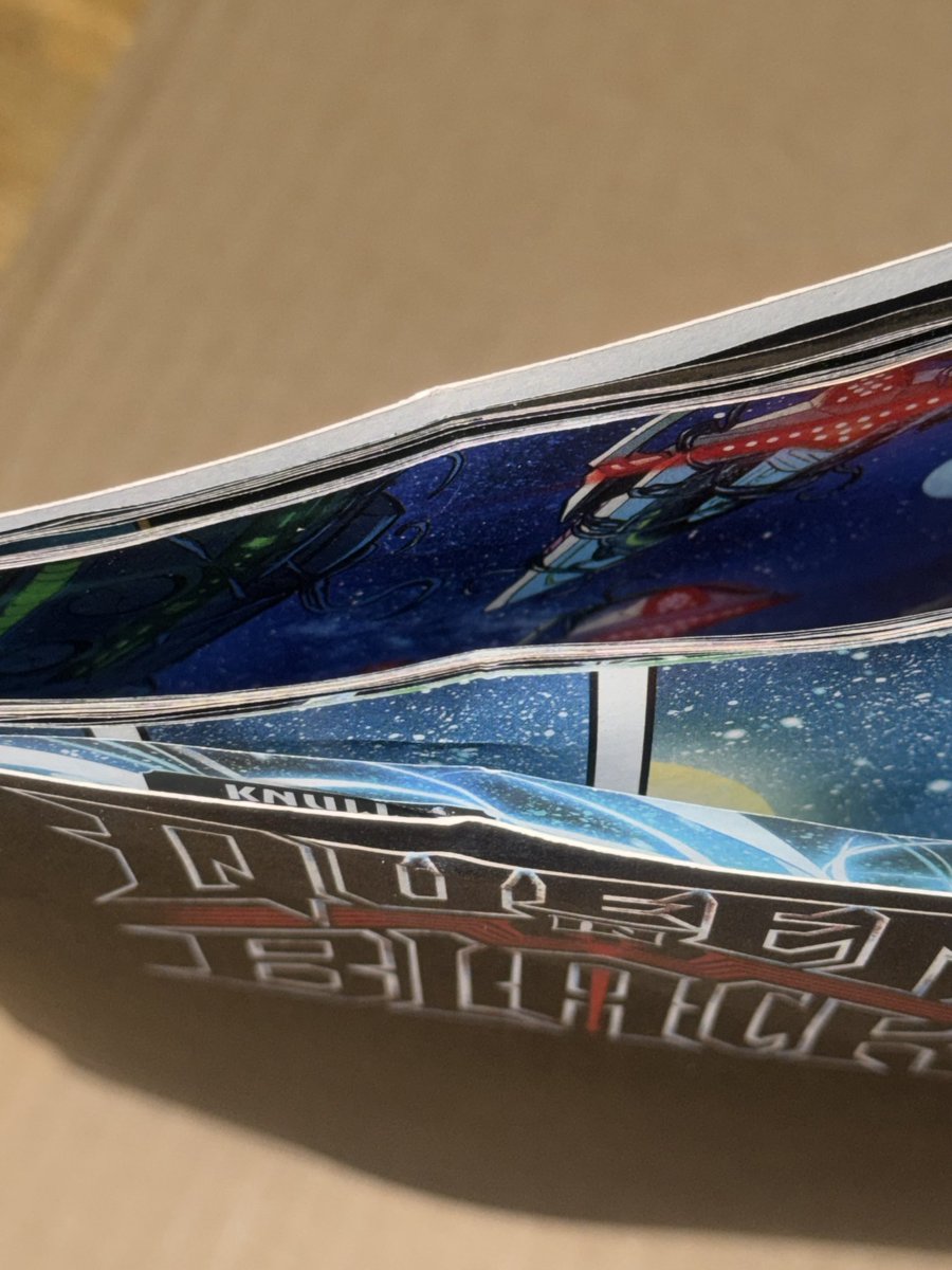 ENComics1984's tweet photo. @marvelcomics needs real help with their quality control.  There are other copies I opened that have flaws but this is the worst.  I feel like a $149.99 retail sealed box of 20 sealed blind bags shouldn’t come damaged. 

Yikes. https://t.co/a1MLaxij4G