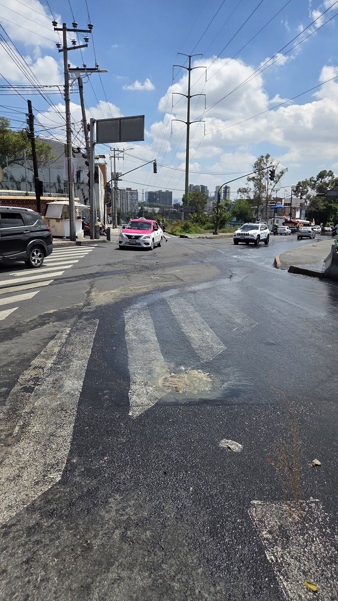 Claudiamontesol's tweet photo. Se reporta:

 1. Fuga de agua sobre Antigua Vía la Venta, casi esquina con Escuadrón 201, y 

2. Descarga de aguas negras en Alta Tensión esquina con Santa Lucía.  

Se solicita apoyo y atención de las autoridades: @SEGIAGUA @AlcaldiaAO. https://t.co/eRQskngIXH