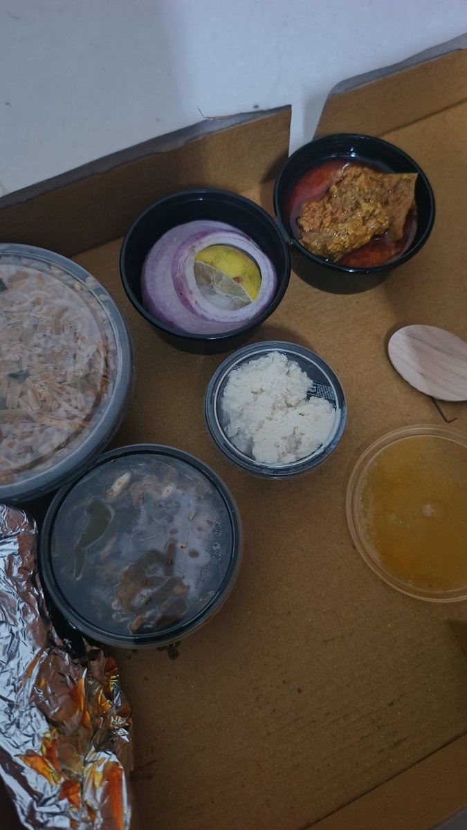 CbeRitesh's tweet photo. I repeat never trust @SwiggyCares @Swiggy for your online order. For 500 rupees thali the quality of curry u can't imagine. These chutney boxes are used for curry they are justifying the price.. such a shame https://t.co/eeVeikReBP