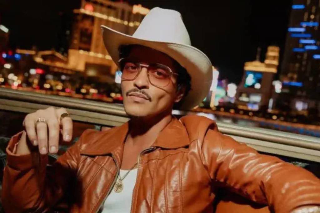 ShadesFrance's tweet photo. 🚨 HONTEUX

Pour certains concerts de sa tournée au Wembley Stadium, Bruno Mars propose des billets à 68 €.

Le problème ? Il s’agit de billets « Audio Only », sans aucune vue sur le show, uniquement pour écouter la performance. https://t.co/8OrfOFIIar