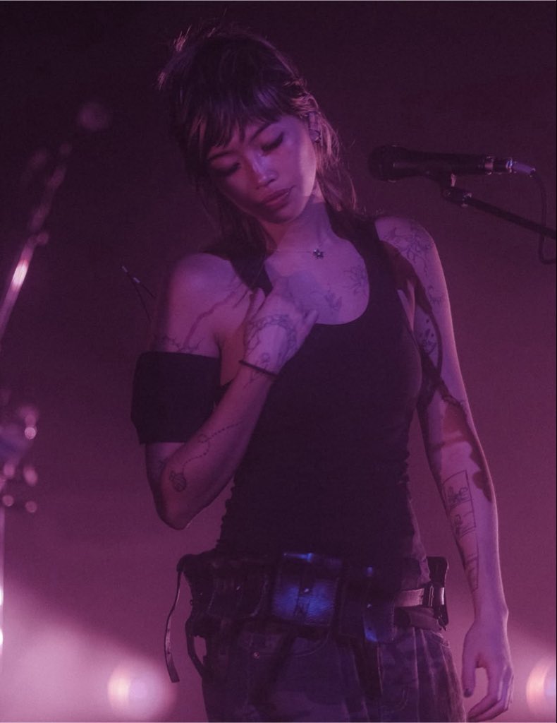 illicitiwy's tweet photo. beabadoobee at the tour rehearsals https://t.co/w1DyzaBzKE