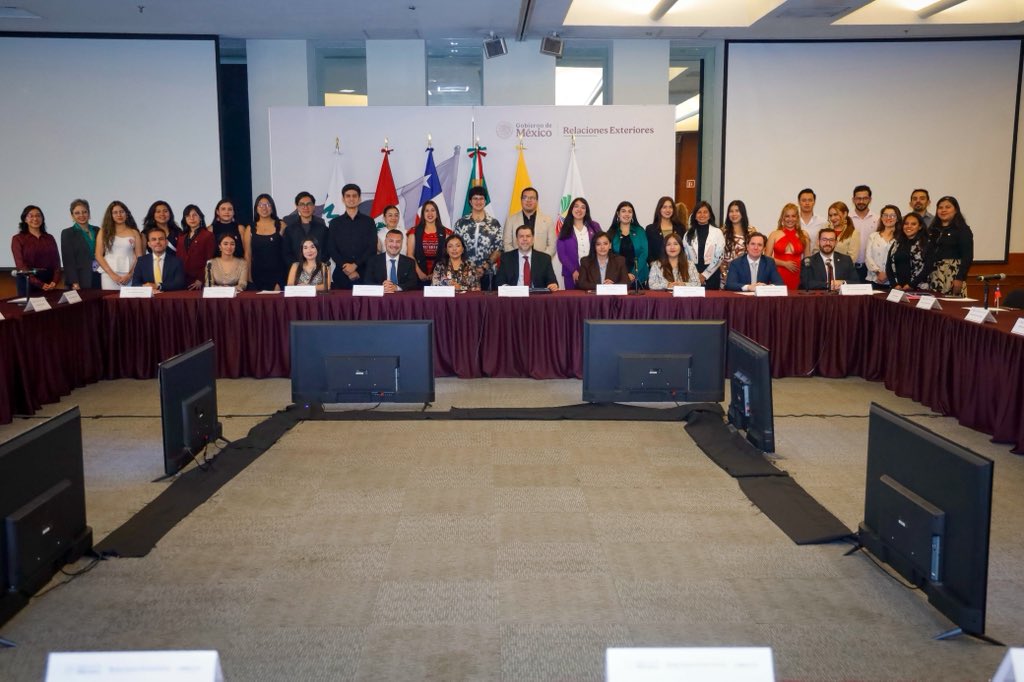 AMEXCID's tweet photo. La #AMEXCID 🌎🤝, en coordinación con el @imjuve_mx y la Presidencia Pro Tempore de la Alianza del Pacífico 🇨🇱🇨🇴🇲🇽🇵🇪, a cargo de México en 2026, dio la bienvenida a las y los jóvenes voluntarios 🙋‍♀️🙋‍♂️ que participarán en el proyecto “Jóvenes Transformando”, del Programa de Voluntariado Juvenil.

Durante esta iniciativa se llevarán a cabo jornadas de servicio comunitario 🤲 en zonas conurbadas y del centro del país, con el propósito de recuperar espacios públicos 🌳, fomentar la participación ciudadana 🗳️ y fortalecer el tejido social.

A través de estas acciones, la #AMEXCID refrenda su compromiso con una cooperación internacional 🤝 que fortalece capacidades, impulsa el desarrollo sostenible y genera oportunidades para las juventudes de la región.