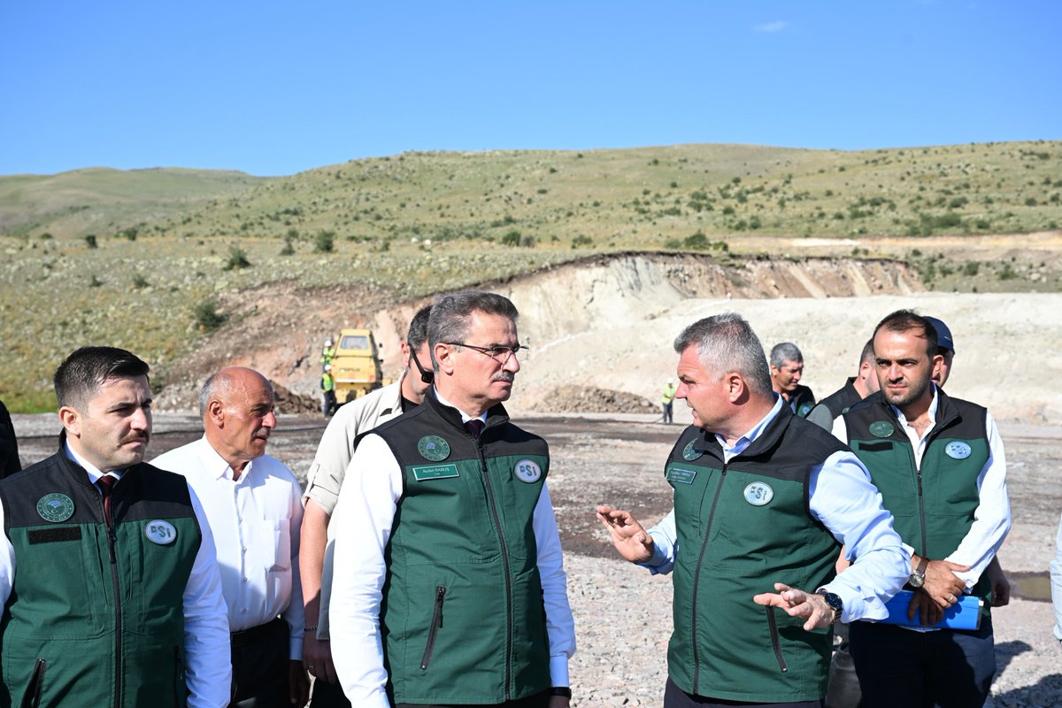 ErzurumValiligi's tweet photo. 1️⃣📌 Valimiz Sayın Aydın Baruş, Pasinler ilçesinde yapımı devam eden Küçüktüy Barajı'nda yürütülen çalışmaları yerinde inceleyerek, DSİ Bölge Müdürü Oğuzhan Yavuz'dan çalışmaların son durumu hakkında bilgi aldı.

📌 İncelemelerinin ardından açıklamalarda bulunan Valimiz Sayın Aydın Baruş, Küçüktüy Barajı'nın bölgede yakından takip edilen önemli yatırım projelerinden biri olduğunu belirterek, temelden 50 metrenin üzerinde gövde yüksekliğiyle hizmet vereceğini ifade etti.

📌 Barajın sulama sahasının da daha geniş olacağını vurgulayan Valimiz Sayın Aydın Baruş, projenin tamamlanmasıyla birlikte yaklaşık 11 bin dönümün üzerinde tarım arazisinin sulanacağını, çalışmaların planlanan takvim doğrultusunda ilerlediğini belirtti. Genel fiziki gerçekleşmenin %55'e, gövde inşaatındaki ilerlemenin ise %24'e ulaştığını ifade eden Valimiz Sayın Aydın Baruş, gövde dolgusunun 2027 yılı sonunda tamamlanmasının, 2028 yılında ise su tutulmasının ve sulama şebekesinin devreye alınarak çiftçilere su verilmeye başlanmasının hedeflendiğini söyledi.

📌 Baraj sahasında zemin yapısından kaynaklanan teknik çalışmaların da büyük bir titizlikle sürdürüldüğünü belirten Valimiz Sayın Aydın Baruş, inşaat alanındaki toprağın su tutma bakımından elverişsiz olması nedeniyle ilave mühendislik uygulamalarının hayata geçirildiğini ifade etti. Bu kapsamda tünel çalışmalarının devam ettiğini, iç kaplama işlemlerinin yürütüldüğünü ve gövde bölümünde enjeksiyon çalışmaları yapılacağını belirten Valimiz Sayın Aydın Baruş, bu çalışmaların zaman zaman süreci uzatsa da barajın güvenliği, dayanıklılığı ve uzun yıllar sorunsuz hizmet verebilmesi açısından büyük önem taşıdığını vurguladı.

📌 Projenin tamamlanmasıyla birlikte bölge tarımında önemli bir dönüşüm yaşanacağını ifade eden Valimiz Sayın Aydın Baruş, sulama imkânlarının artmasıyla üreticilerin şeker pancarı, ayçiçeği gibi daha fazla su isteyen, getirisi ve katma değeri yüksek ürünleri yetiştirebileceğini belirterek, sulama sahasındaki arazilerin tabiri caizse "yeşil bir cennete" dönüşeceğini söyledi. Valimiz Sayın Aydın Baruş, projede emeği geçen DSİ Bölge Müdürlüğü yöneticilerine, mühendislerine ve tüm çalışanlara teşekkür etti.